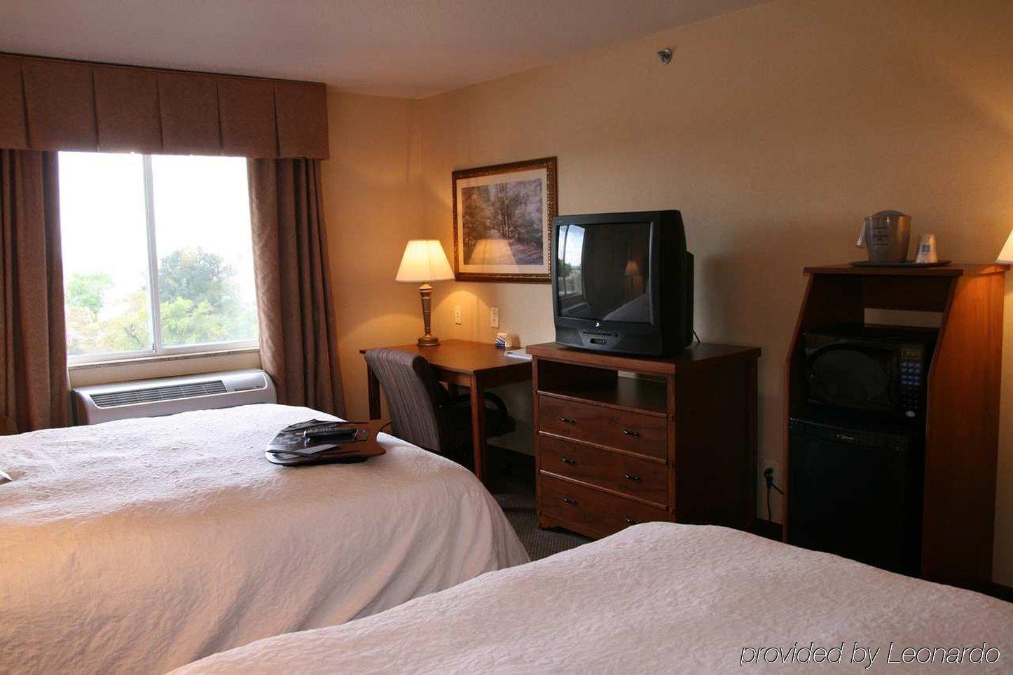 Hampton Inn Pittsburgh Area-Beaver Valley-Center Township Monaca Room photo